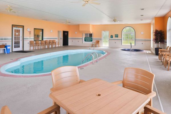 Hotel SUPER 8 BY WYNDHAM LAKE OF THE OZARKS (Eldon)